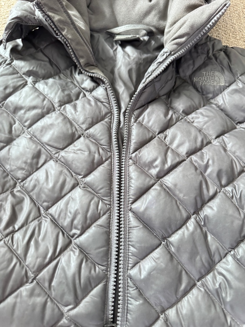 The North Face Women's Gray Quilted Hooded Puffer Coat - Picture 4 of 7